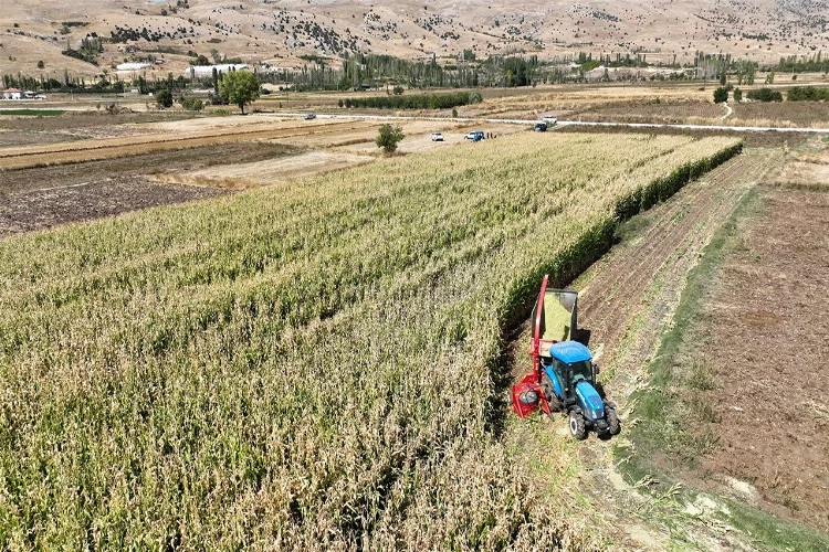 Antalya’da çiftçiye silaj makinesi desteği