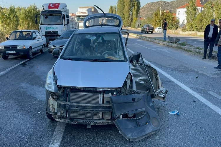 Afyonkarahisar’da kamyonet ile otomobil çarpıştı: 5 yaralı