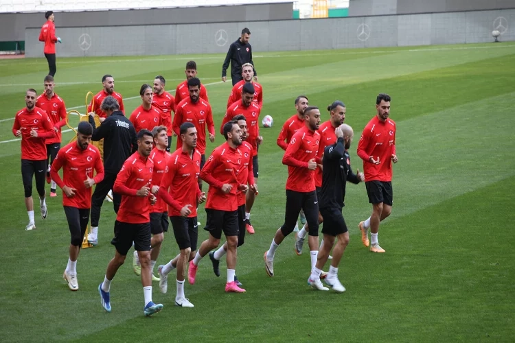 A Milli Futbol Takımı, maç hazırlıklarını tamamladı haberinin görseli