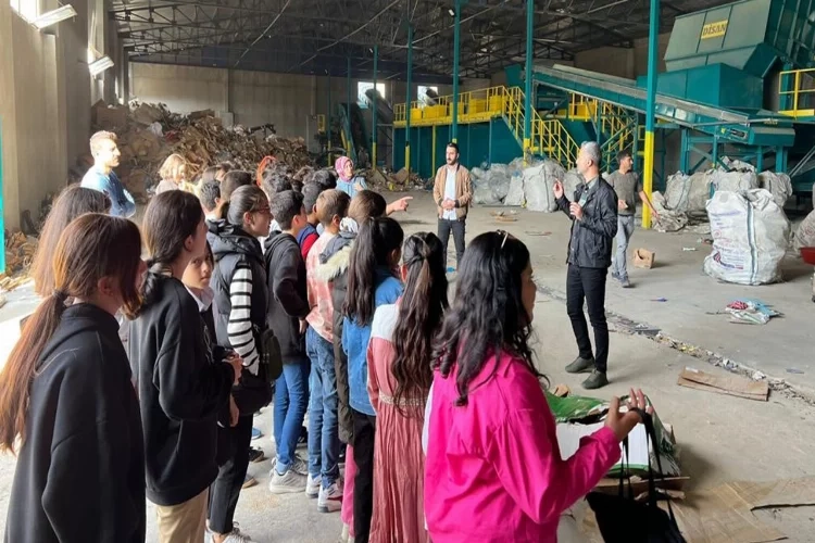 Bitlis’te öğrenciler geri dönüşüm tesisini ziyaret etti