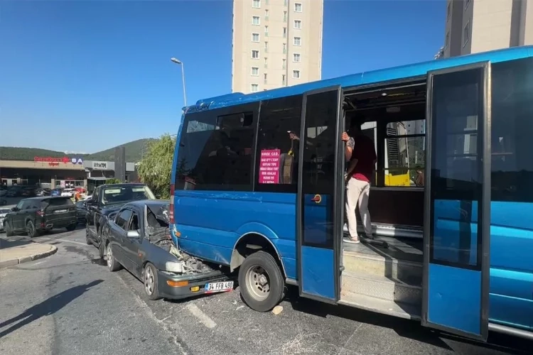 Maltepe’de görülmemiş kurtarma çalışmaları! Asılı kalan minibüsü zıplayarak kurtarmaya çalıştılar haberinin görseli