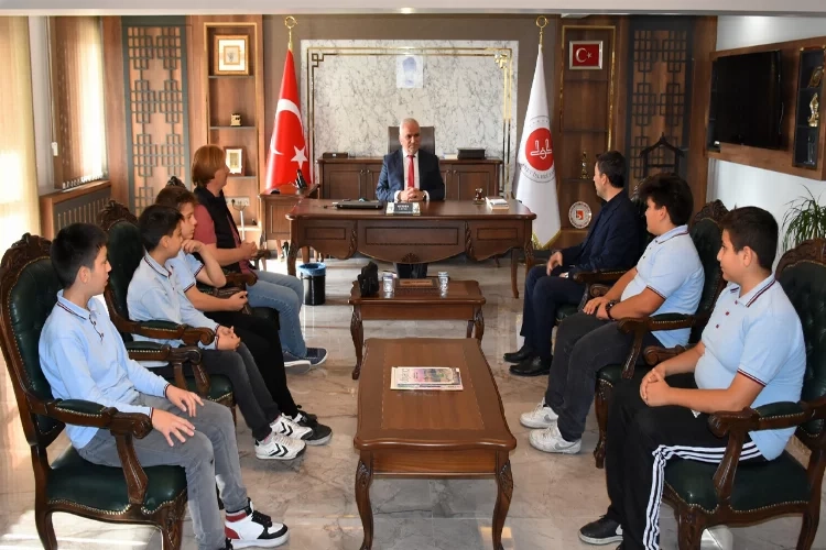 Bilecik müftüsü İmam Hatipli öğrencilerle araya geldi haberinin görseli