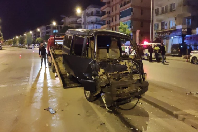 Zincirleme kazada araca sıkıştı! Ağlayarak kurtarılmayı bekledi