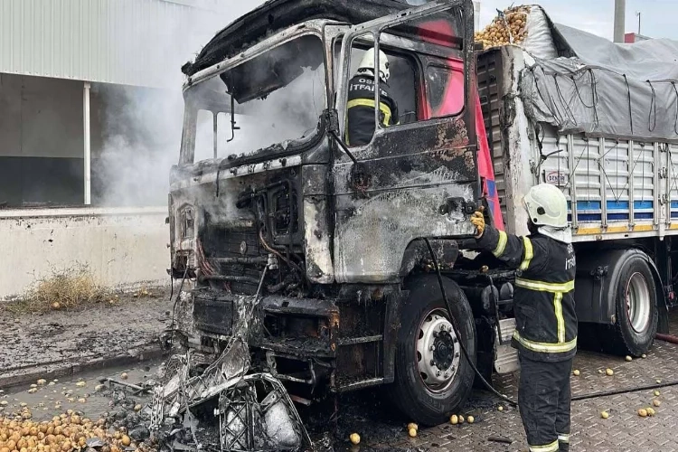 Aksaray'da patates yüklü tırın kupası yanarak küle döndü