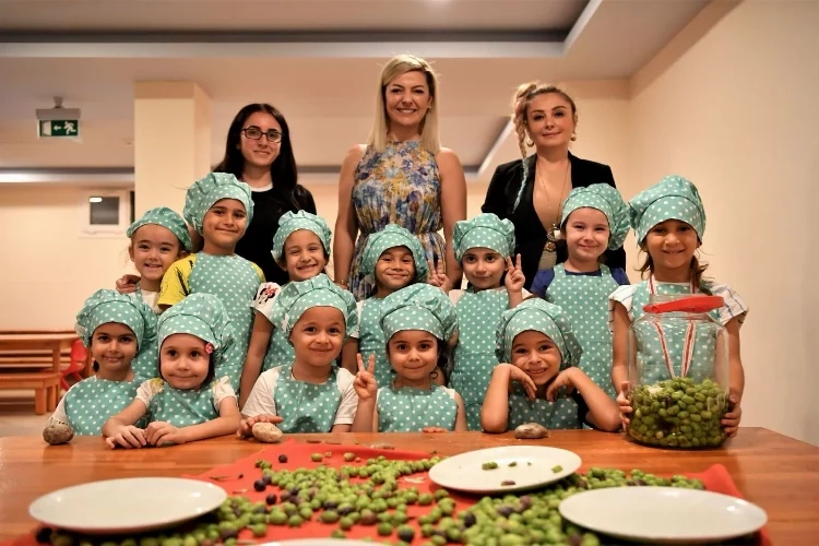 Antalya'nın zeytinleri minik ellerde işlendi haberinin görseli