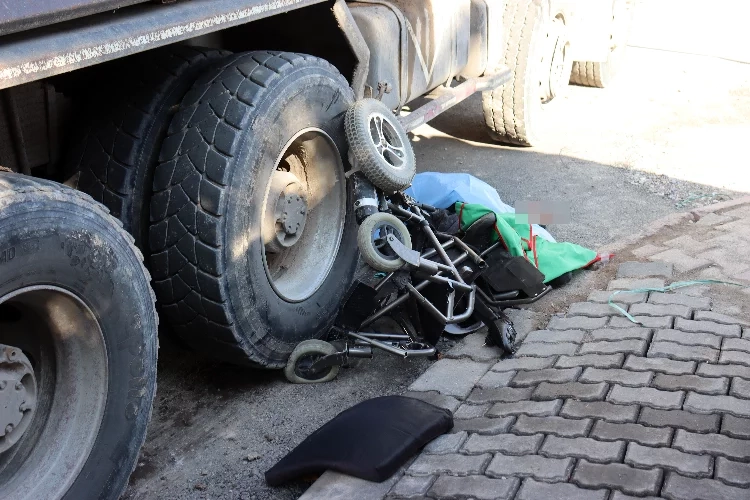 Kayseri'de feci kaza: Akülü aracıyla kamyonun altında kaldı haberinin görseli