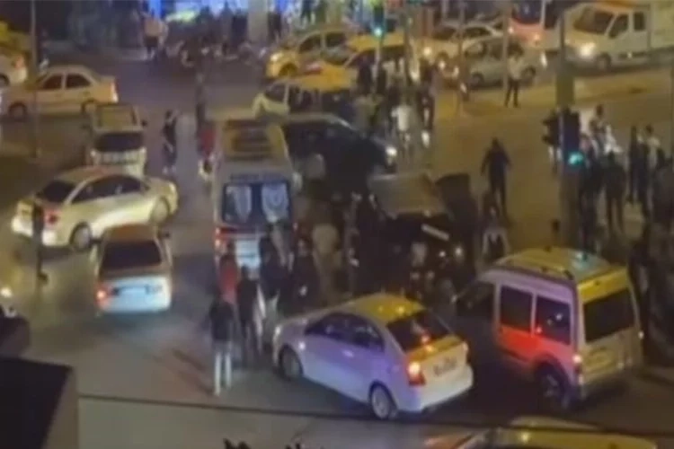 İzmir'de bir çocuk gelin arabasının altında kaldı haberinin görseli