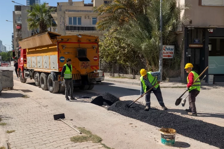 İZSU, altyapı çalışmasında kazı yapılan yerleri eş zamanlı onarıyor haberinin görseli