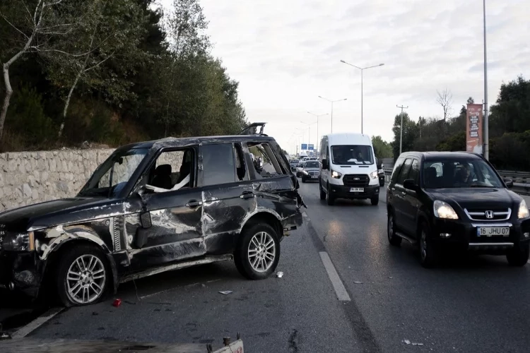 Bursa'da kaza: Otomobil önündeki araca çarptı