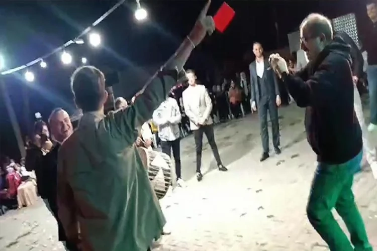 Kendi düğününde ‘kırmızı kart’ gördü haberinin görseli