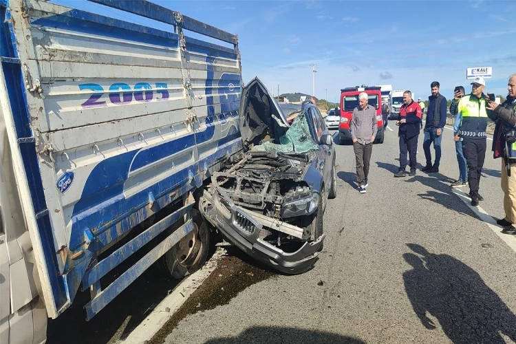 Bursa’da lüks araç emniyet şeridindeki kamyonete çarptı