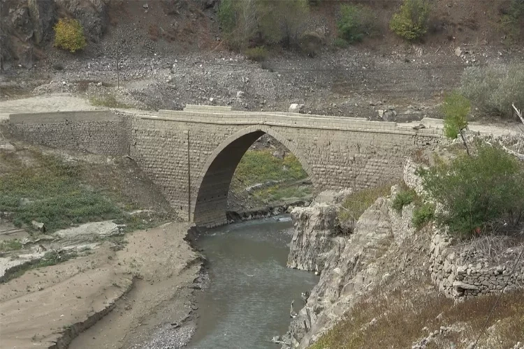 Torul Barajı'nda sular çekildi, tarihi köprü gün yüzüne çıktı