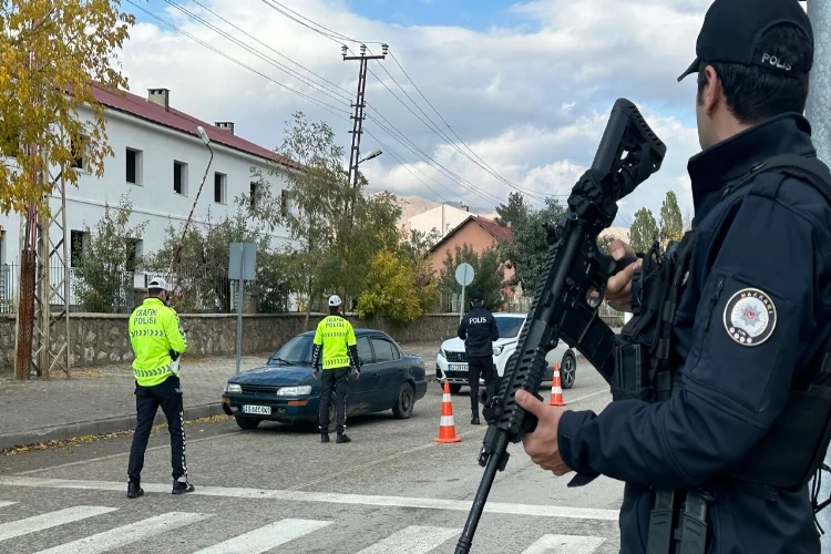 Yüksekova polisinden havadan ve karadan trafik denetimi