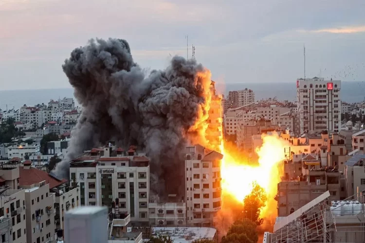 İsrail, Gazze’de Al-Quds Hastanesi yakınını vurdu haberinin görseli