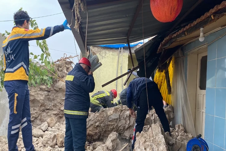 Manisa'da yıkmak istediği duvarın altında kaldı