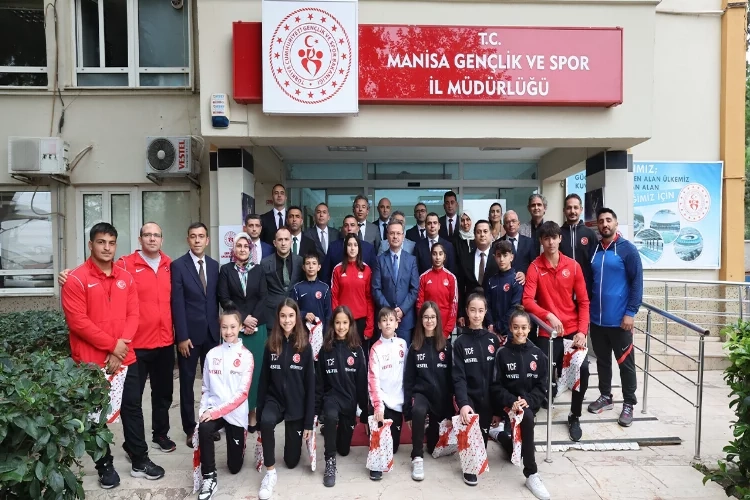 Manisa Valisi Ünlü, genç sporcularla buluştu haberinin görseli