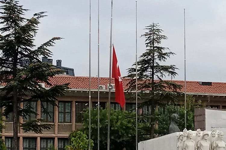 Eskişehir’de bayraklar yarıya indirildi