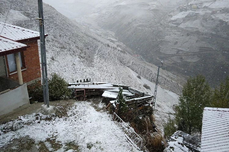 Rize Anzer Yaylası kar yağışı başladı