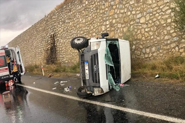 Van'da feci kaza: Yolcu minibüsü devrildi