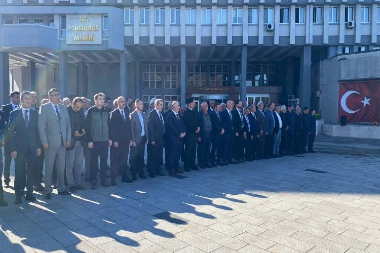 Zonguldak'ta muhtarlar çelenk bıraktı haberinin görseli