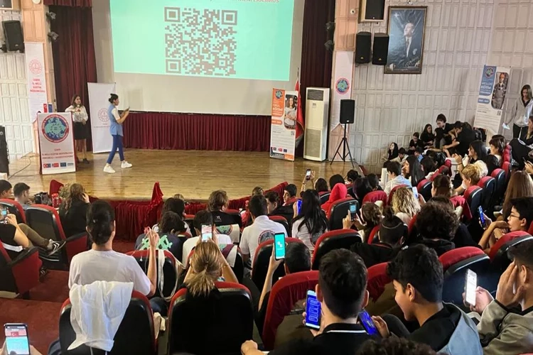 İzmir’de öğrencilere Erasmus+ fırsatları anlatıldı