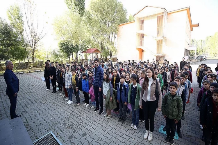 Gazze'deki saldırılarda ölen çocuklar için saygı duruşu yapıldı haberinin görseli