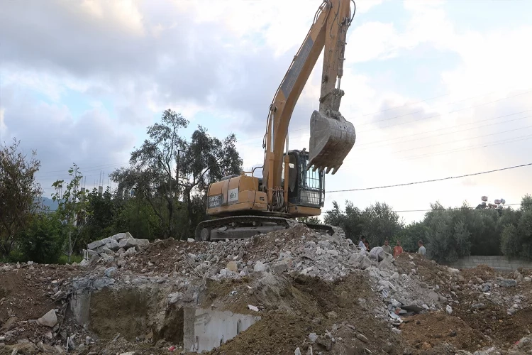 Yıkılan evinin yerine yeni yuva kurmak isteyen depremzedenin önündeki engel kalktı