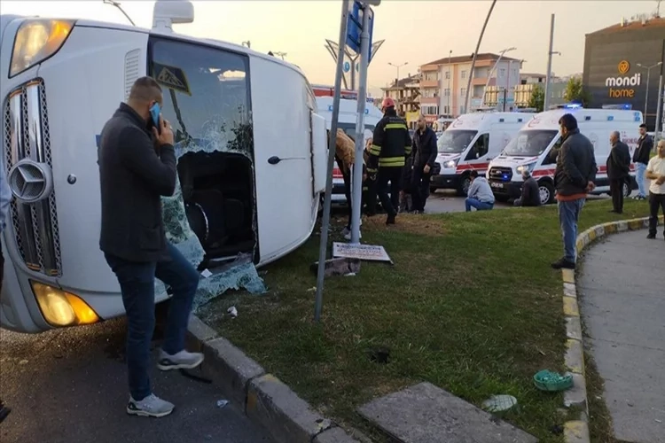 Kocaeli'de işçi servisi ile halk otobüsü çarpıştı - Çok sayıda yaralı var haberinin görseli