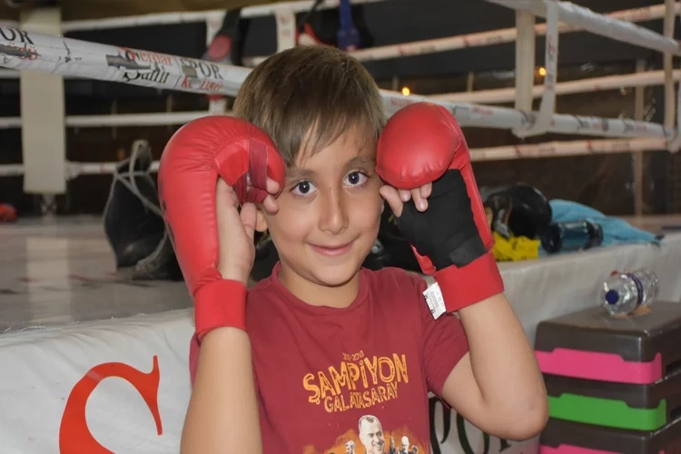 Minik Anıl, sağlığı için Muaythai yapıyor haberinin görseli