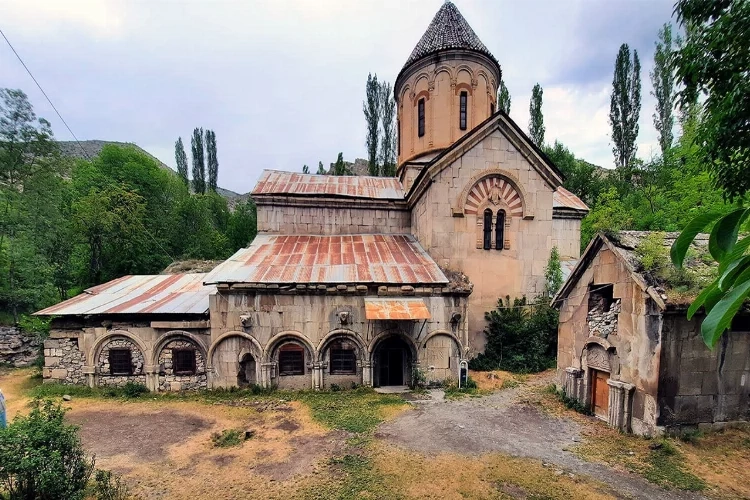 Eruzum’un bin yıllık Taş Cami’si  asırlara meydan okuyor