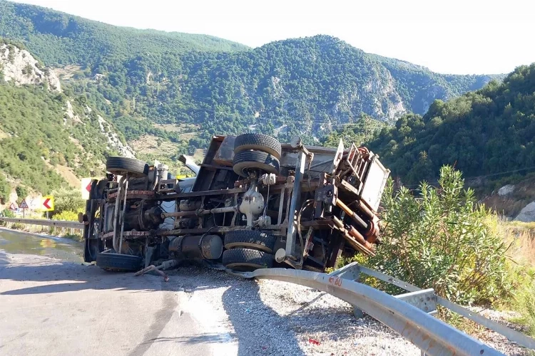 Sürücü direksiyon hakimiyetini kaybetti kamyon şarampole yuvarlandı haberinin görseli