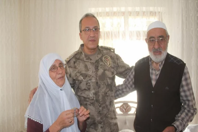 Şehidin emanetini ailesine teslim etti haberinin görseli