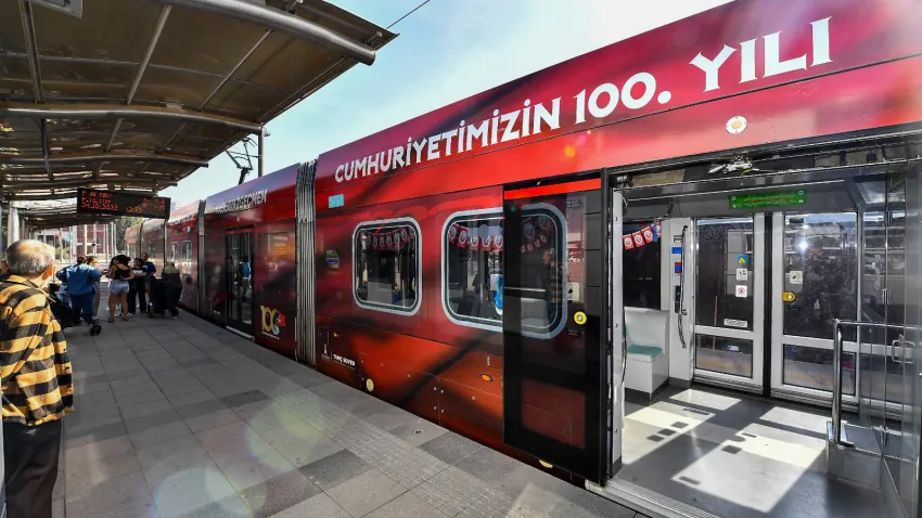 100-yila-ozel-tramvaylar-izmir-sokaklarinda (3)