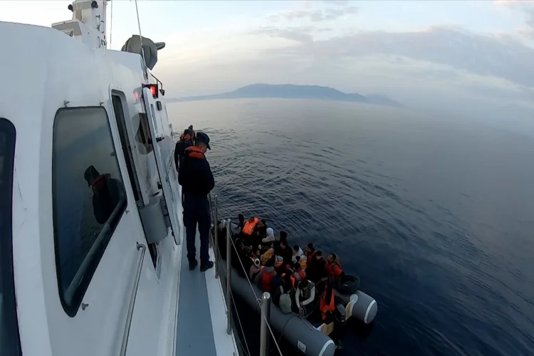 İzmir açıklarında düzensiz göçmenler kurtarıldı haberinin görseli