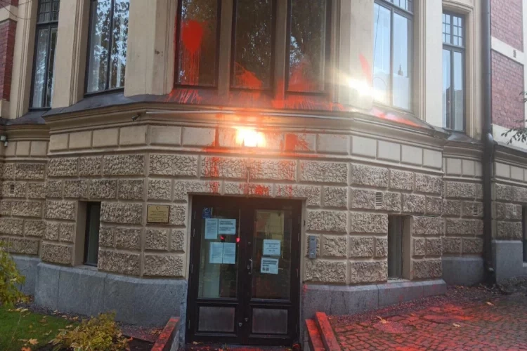 Türkiye'nin Helsinki Büyükelçiliğine saldırı haberinin görseli