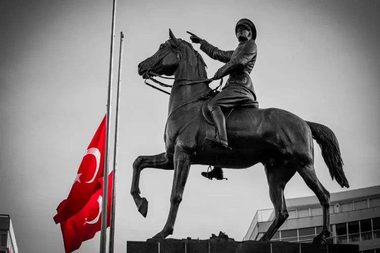 İzmir'de 100. yıl coşkusu etkinliklerle kutlanacak haberinin görseli
