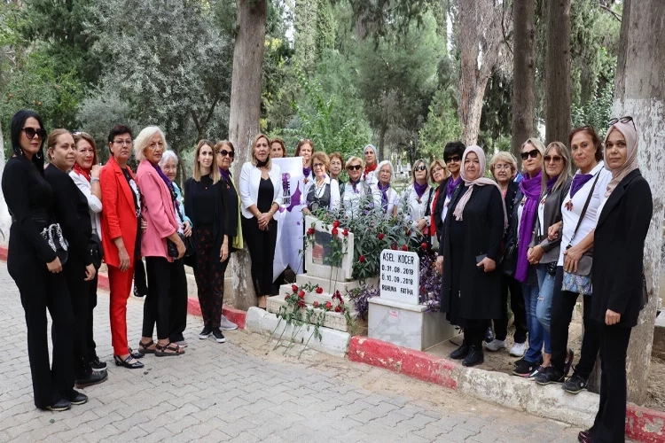 Gül Esin mezarı başında anıldı