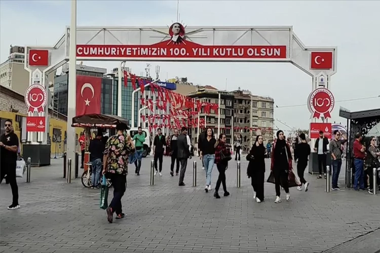 Taksim, Cumhuriyetin 100. yılı için Türk bayraklarıyla donatıldı haberinin görseli