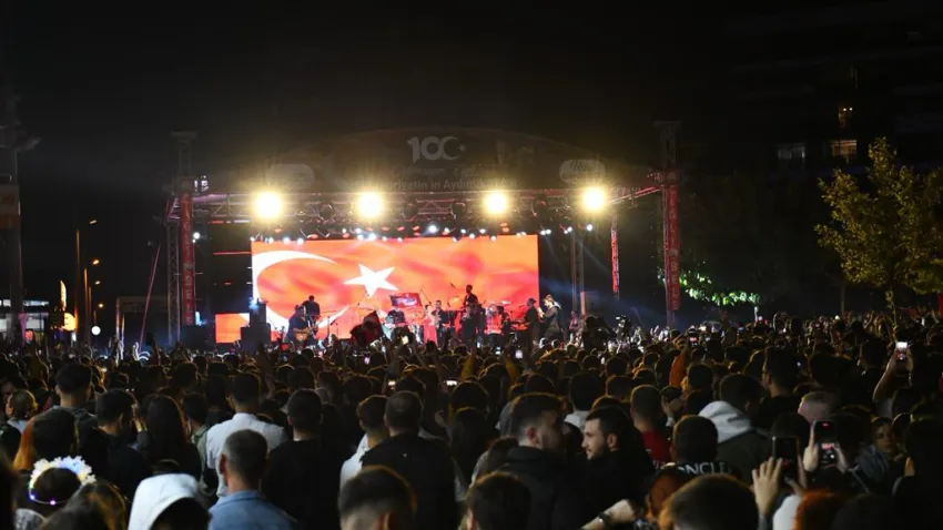 Çiğli’de Cumhuriyet Coşkusu Melek Mosso ile Zirve Yaptı (1)