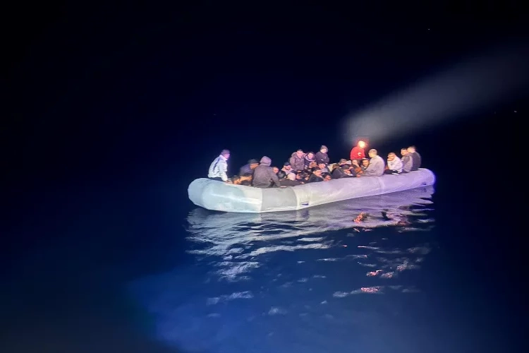 İzmir açıklarında düzensiz göçmen operasyonları haberinin görseli