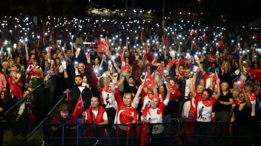 Karşıyaka’da Volkan Konak ile Cumhuriyet şöleni (4)