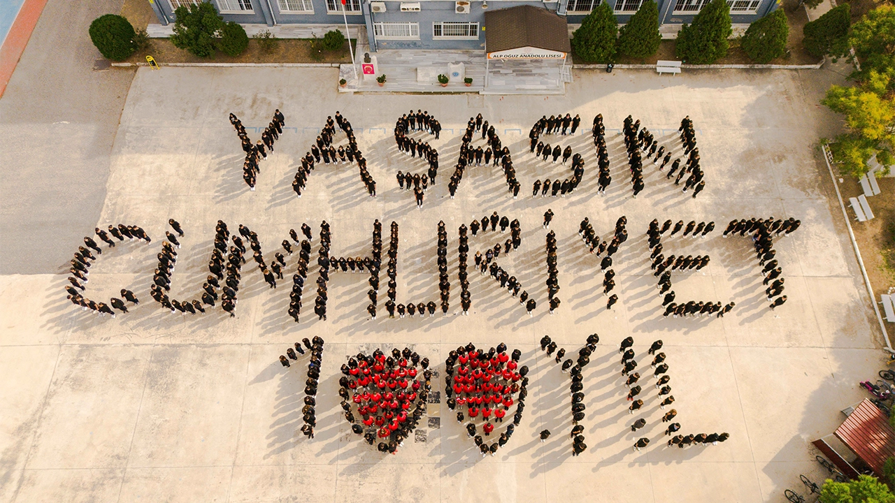 İzmirli öğrencilerden ‘Yaşasın Cumhuriyet’ koreografisi