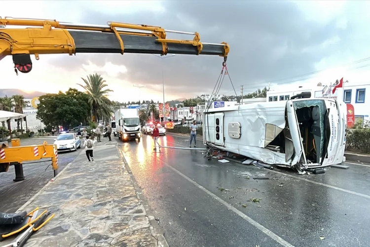 Muğla’da devrilen midibüsle otomobil çarpıştı