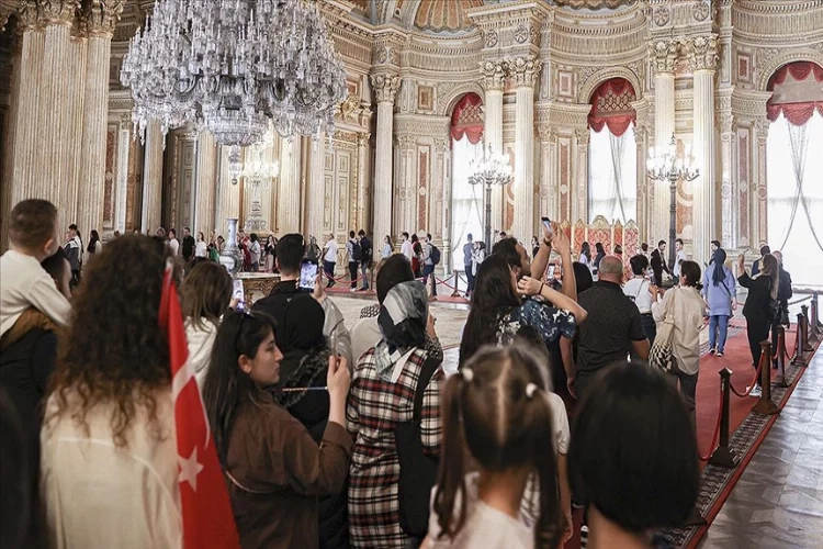 Cumhuriyet'in 100. yıl dönümünde Dolmabahçe Sarayı'na ziyaretçi akını haberinin görseli