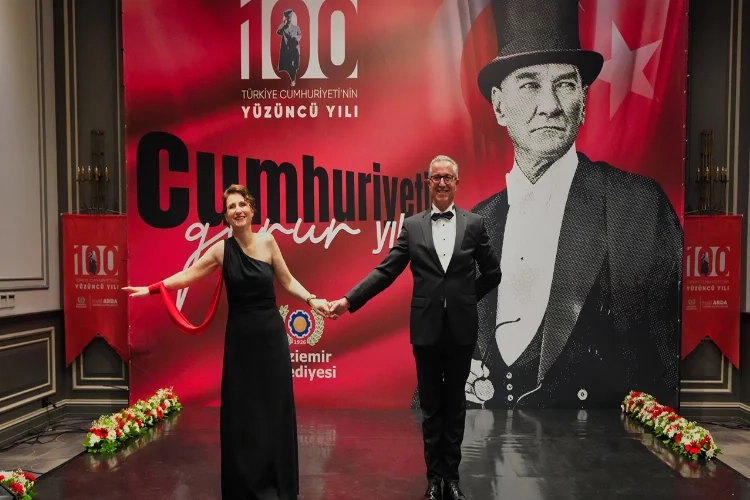 Gaziemir’de 100. yıl balosu: Başkan Halil Arda’dan vals şovu haberinin görseli