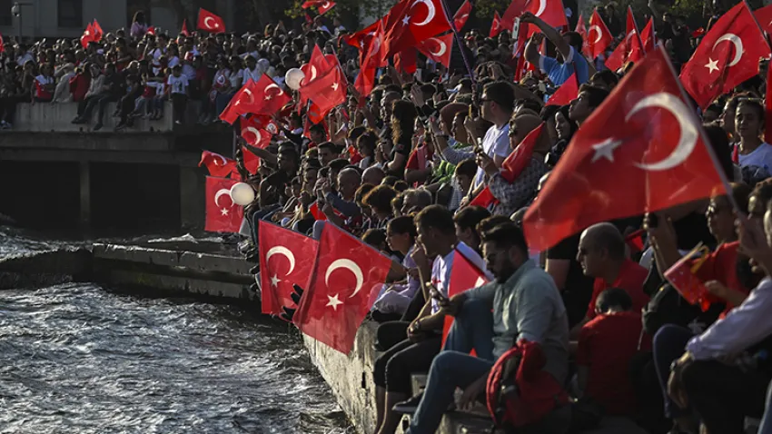 istanbulda-tarihi-gecit-toreni-turk-donanmasi-nefes-kesti (2)