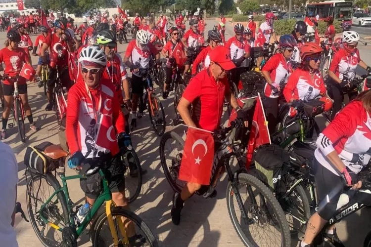 İzmir Gazeteciler Cemiyeti Cumhuriyet’in 100. Yılı için pedal çevirdi haberinin görseli