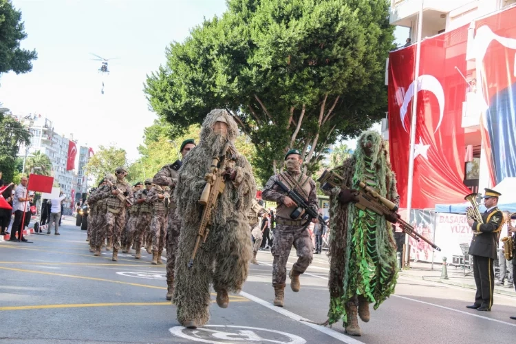 Antalya'da 100. yıl kutlamalarına kamuflajlı komando damgası haberinin görseli