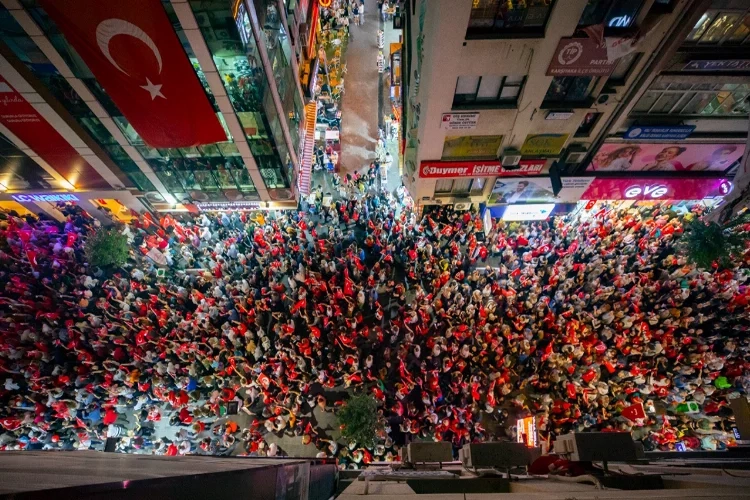 Karşıyakalılar Cumhuriyet aşkıyla sokaklara döküldü