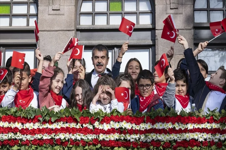 Bakan Tekin, öğrencilerle Birinci Meclis'i ziyaret etti haberinin görseli
